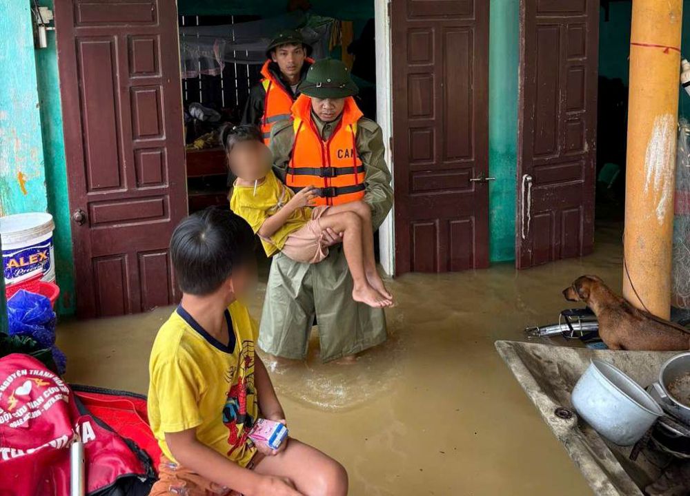 Lực lượng Công an xã Nông Cống, tỉnh Thanh Hóa hỗ trợ người dân tránh lũ. Ảnh: UBND xã Nông Công (chụp ngày 19.9.2026)