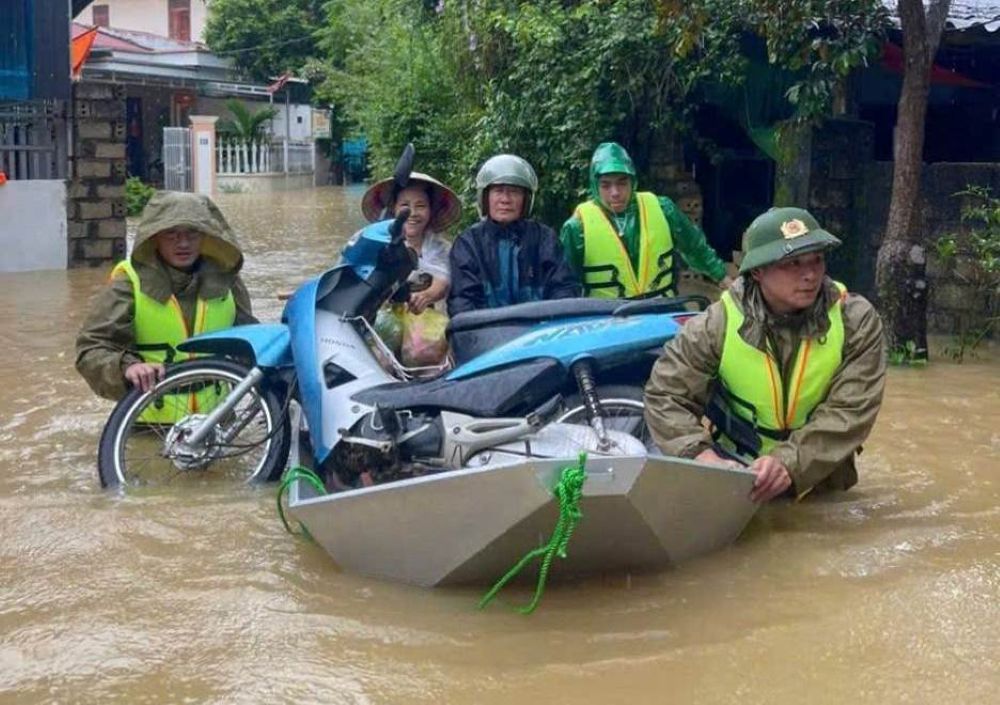 Functional forces support people deeply flooded in Nong Cong commune, Thanh Hoa province. Photo: Provided by Nong Cong Commune People's Committee (taken on September 19, 2026)