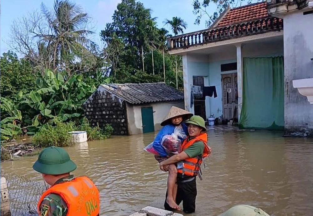 Công an xã Nông Cống hỗ trợ người dân di chuyển đến nơi an toàn. Ảnh: UBND xã Nông Cống (chụp ngày 18.9.2026)