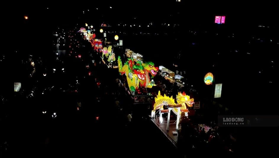 Giant Mid-Autumn lantern models make people excited. Photo: Duc Thang