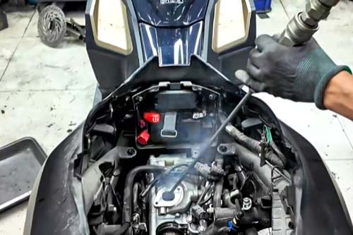Cleaning the firing gasoline system on FI motorcycles helps maintain operational capacity. Photo: Xe Cung Motor