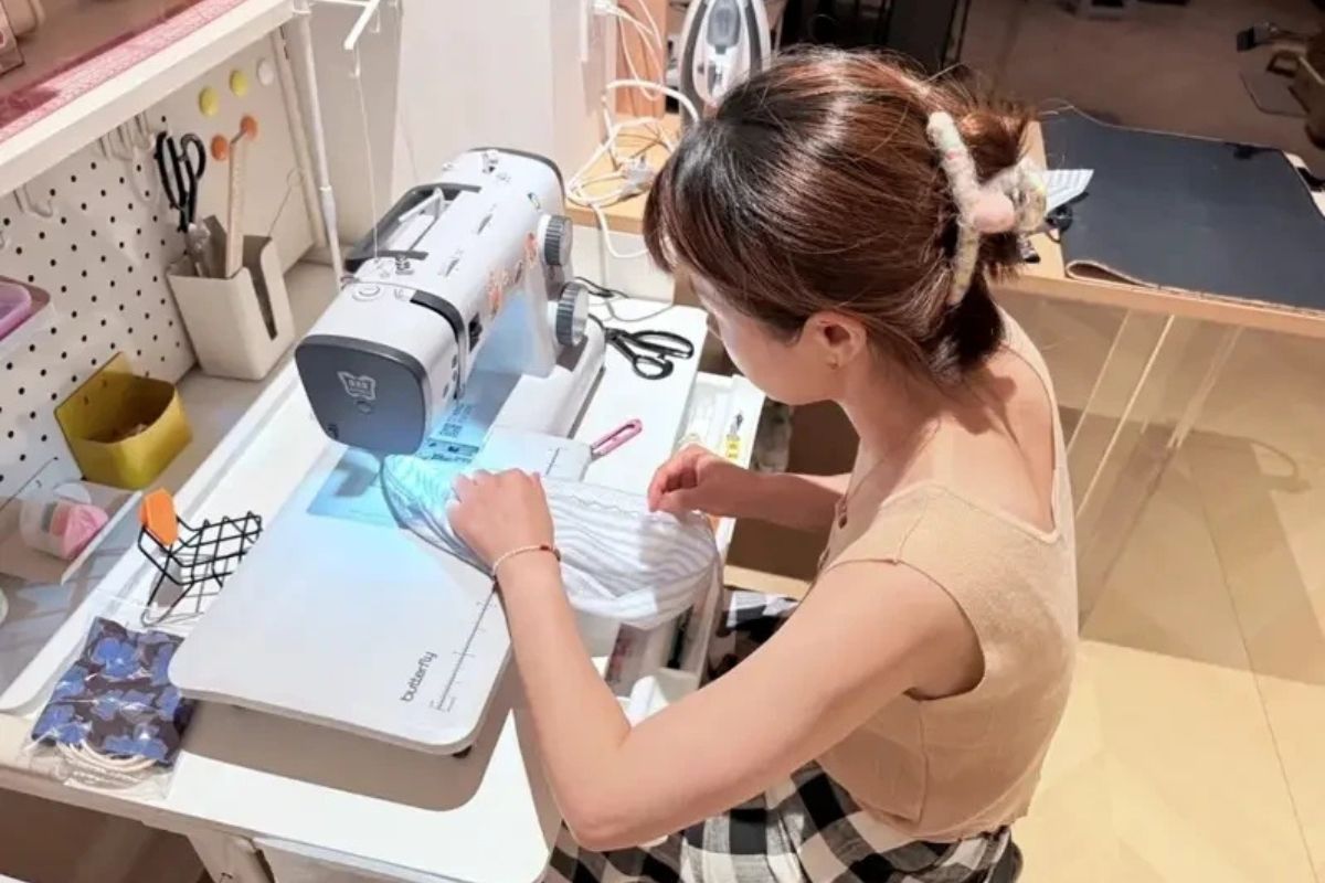 Many young women participate in sewing classes to find joy after work. Photo: Xinhua