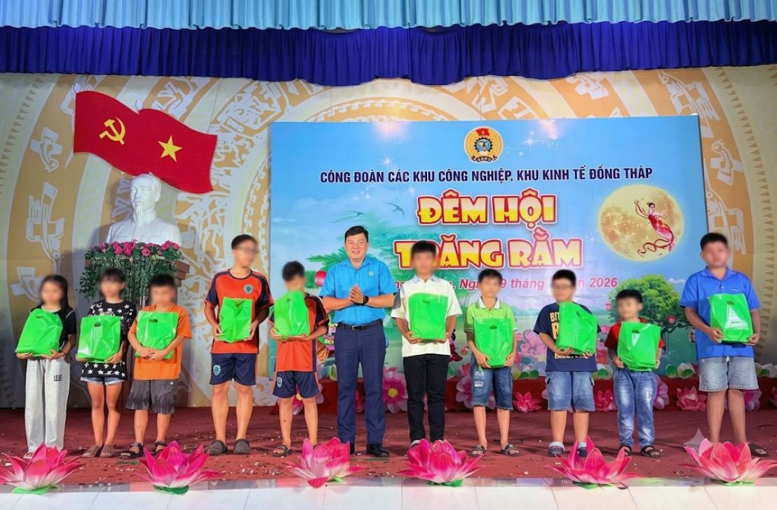 Ông Nguyễn Thanh Nhàn trao quà trung thu cho con đoàn viên, công nhân, người lao động. Ảnh: Thanh Nhàn