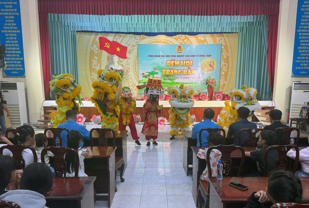 At the Mid-Autumn Festival Night, the Trade Union of industrial parks and economic zones of Dong Thap presented 300 gifts to children of union members, workers, and laborers in difficult circumstances. Photo: Thanh Nhan