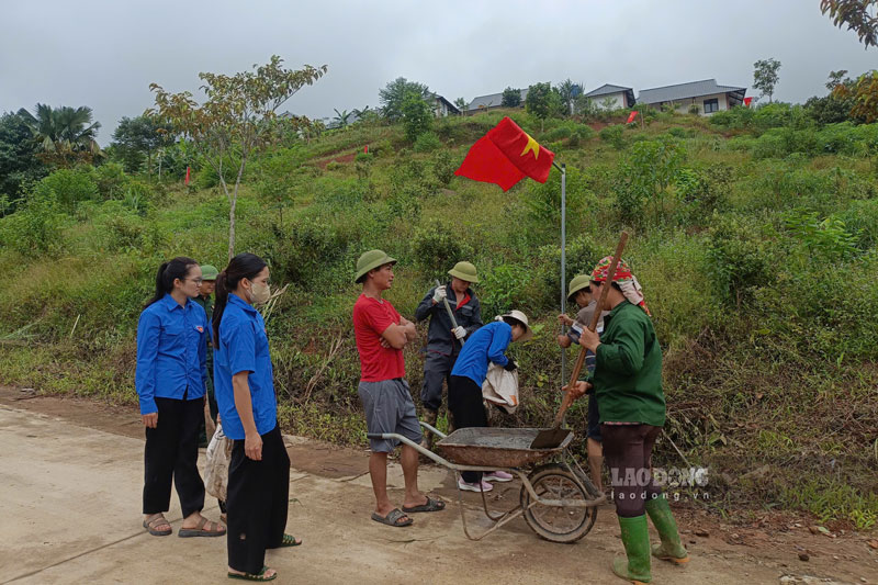 Người dân chăm chút không gian sống, vun vén cuộc sống gia đình tại nơi ở mới. Ảnh: Đinh Đại