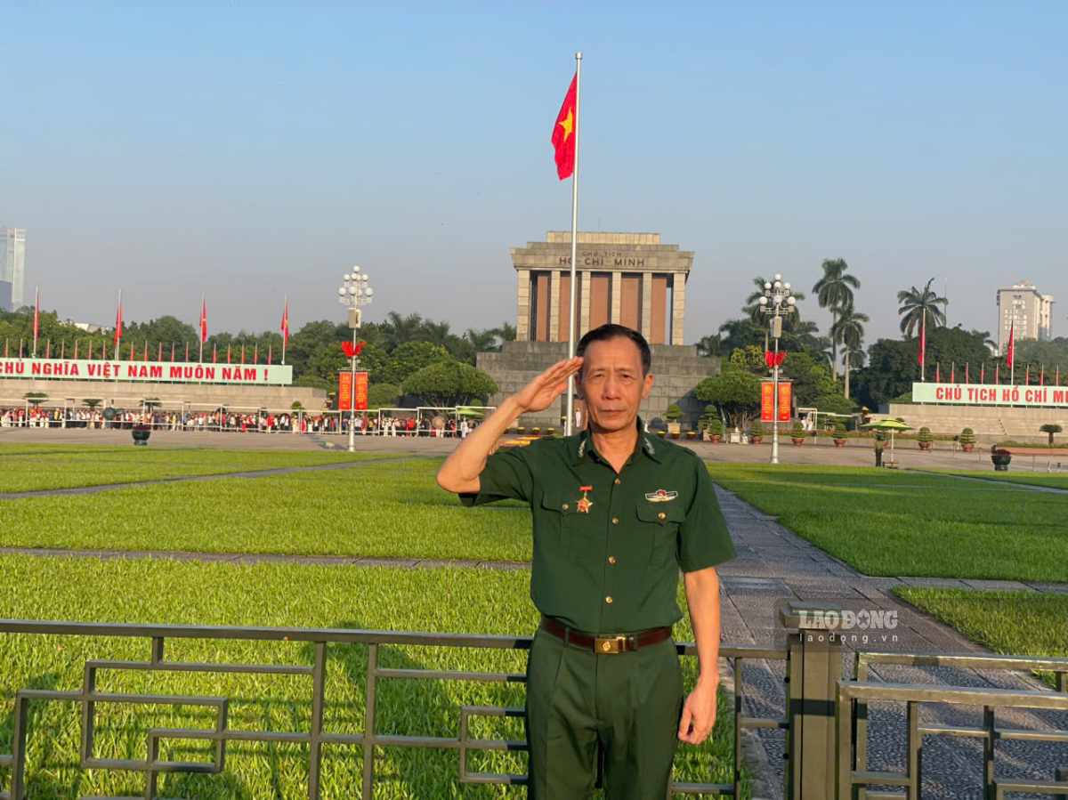 Chú Thắng, một cựu chiến binh đến từ Hà Giang, đã vượt khoảng 300 km về Hà Nội trong dịp Quốc khánh 2.9. Từng có 4 năm phục vụ trong quân đội, chú cho biết những ký ức về thời gian trong quân ngũ khiến chuyến đi lần này càng có ý nghĩa. “Ngày trước khi còn trong quân đội, tôi từng đi đến các đơn vị để hát phục vụ anh em chiến sĩ, nhiều lần hát những bài về Bác, về đất nước. Vì thế, mỗi lần được về Lăng Bác, nhất là vào dịp Quốc khánh, tôi đều thấy rất xúc động. Được sống trong một đất nước hòa bình như hôm nay là điều rất đáng quý, tôi luôn biết ơn Bác và các thế hệ đi trước”, chú Thắng chia sẻ.