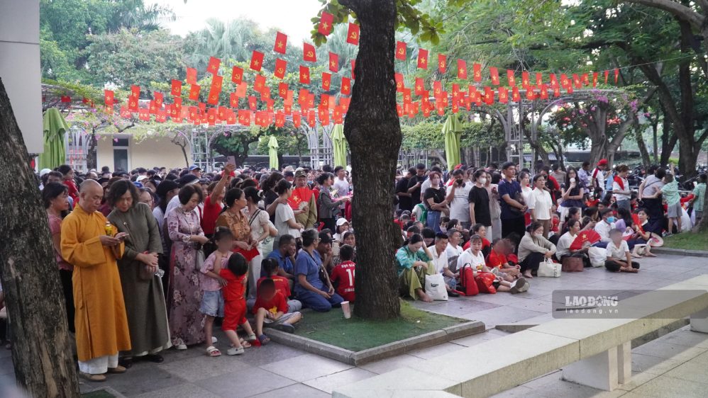 Thời tiết oi bức, nhiều người tranh thủ nghỉ ngơi bên đường trong lúc xếp hàng chờ vào Lăng Bác. Ảnh: Minh Chính