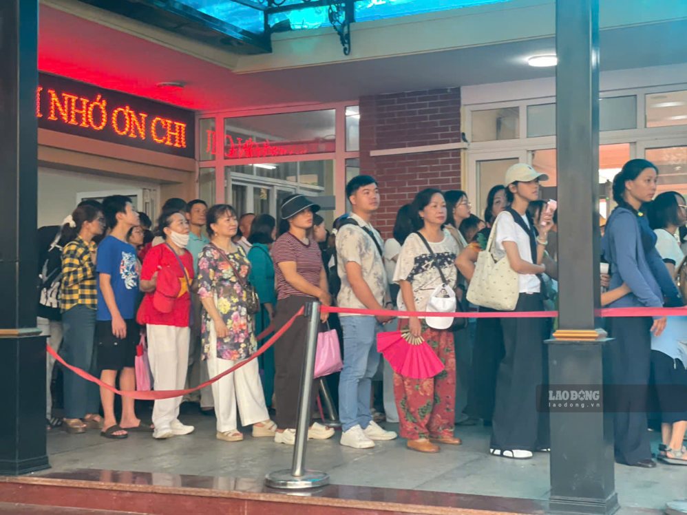 Ngay sau buổi lễ, người dân và du khách bắt đầu qua khu vực xếp hàng chờ vào viếng Lăng Chủ tịch Hồ Chí Minh.