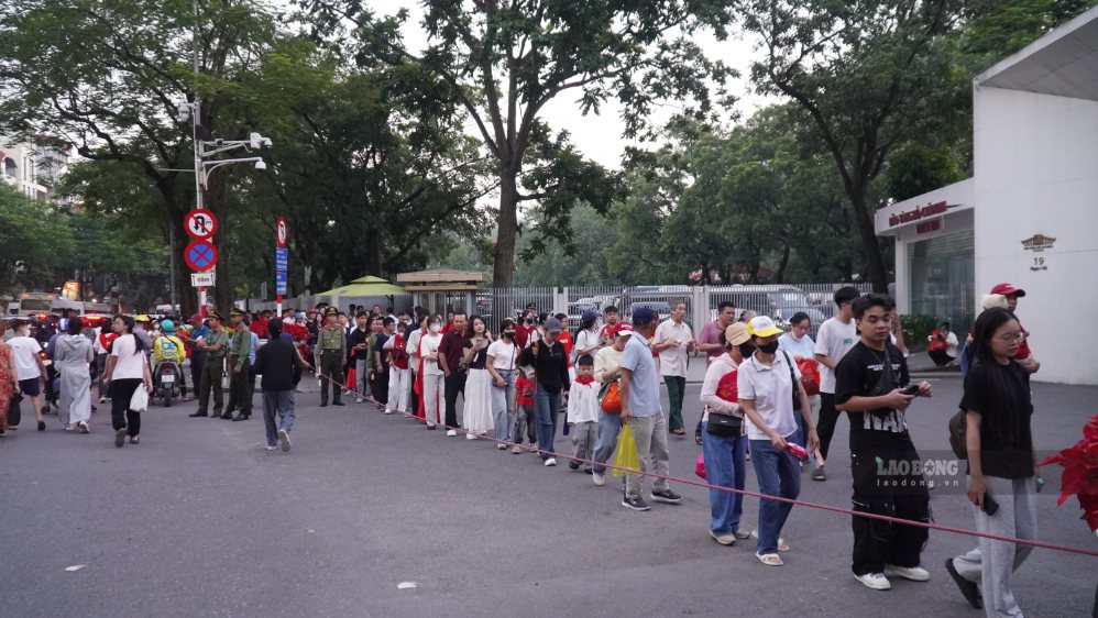 Có thời điểm dòng người kéo dài hàng km qua các tuyến phố xung quanh khu vực Lăng Bác. Lực lượng chức năng liên tục hướng dẫn, điều tiết để dòng người di chuyển theo trật tự, không ảnh hưởng đến lưu thông phương tiện trên đường. Ảnh: I La