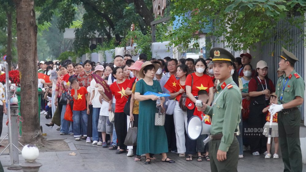 Lực lượng chức năng có mặt sẵn sàng hỗ trợ du khách. Ảnh: Minh Chính