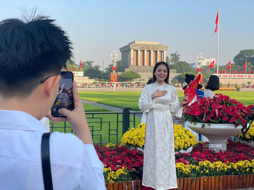 Chị Phương (bên trái, Kiên Giang) lần đầu tiên ra Hà Nội và đến thăm Lăng Bác đúng dịp Quốc khánh 2.9. Chứng kiến dòng người từ khắp nơi đổ về Quảng trường Ba Đình trong dịp đặc biệt, chị vô cùng tự hào và xúc động. “Để có được hòa bình như ngày hôm nay, ông cha ta đã phải đánh đổi biết bao xương máu. Tôi cảm thấy rất biết ơn ông cha, rất biết ơn Bác và những thế hệ đi trước. Nhờ họ mà chúng mới có được cuộc sống hòa bình như ngày hôm nay”, chị chia sẻ. Ảnh: I La