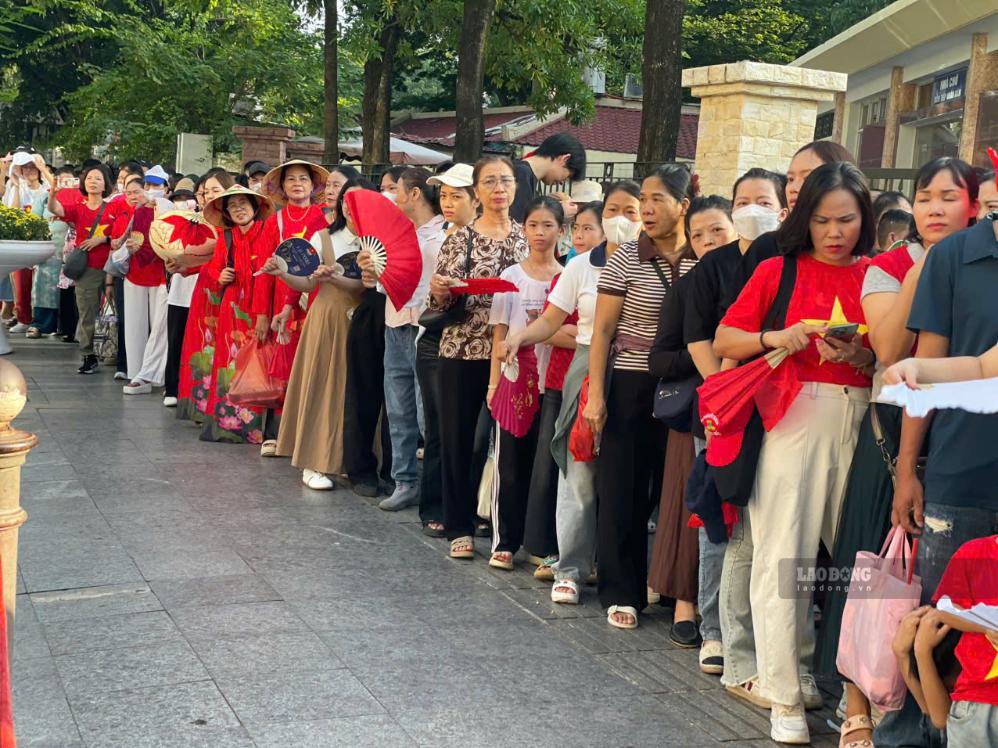 Dòng người nối dài trên các tuyến phố dẫn về khu vực Lăng Bác, kéo dài đến hàng km. Nhiều gia đình chủ động đi từ rất sớm để có thể vào viếng Bác trong ngày Quốc khánh.