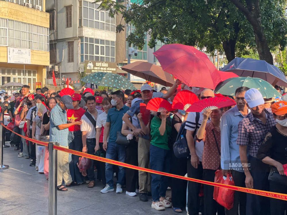 Người dân xếp hàng ngay ngắn, di chuyển theo hướng dẫn của lực lượng chức năng.