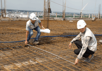 Workers stick to the construction site of Thai Binh General Hospital, Hung Yen province during the National Day holiday September 2nd. Photo: Luong Ha