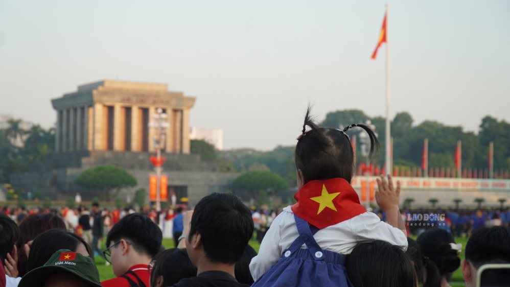 Nhiều gia đình đưa con nhỏ đến Quảng trường Ba Đình từ sáng sớm trong ngày lễ lớn của dân tộc. Ảnh: Minh Vũ