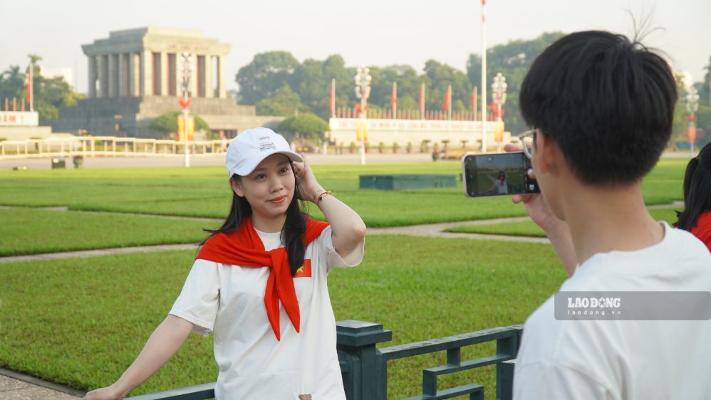 Chị Hương cùng gia đình tranh thủ chụp ảnh bên Lăng Bác trong không khí rộn ràng của ngày Quốc khánh 2.9. Ảnh: Minh Vũ