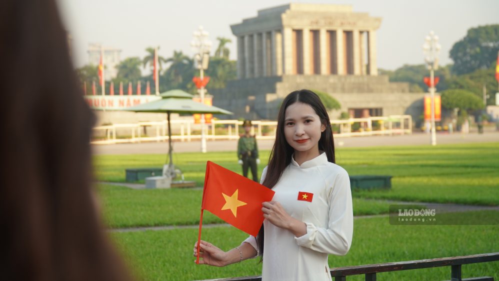 Bạn Phan Thị Vân nán lại khu vực Lăng Chủ tịch Hồ Chí Minh để lưu giữ những khoảnh khắc đáng nhớ. Ảnh: Minh Vũ