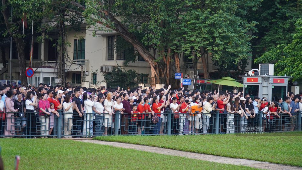 Crowds eagerly await to witness the flag raising ceremony on National Day 2. 9. Photo: Minh Vu