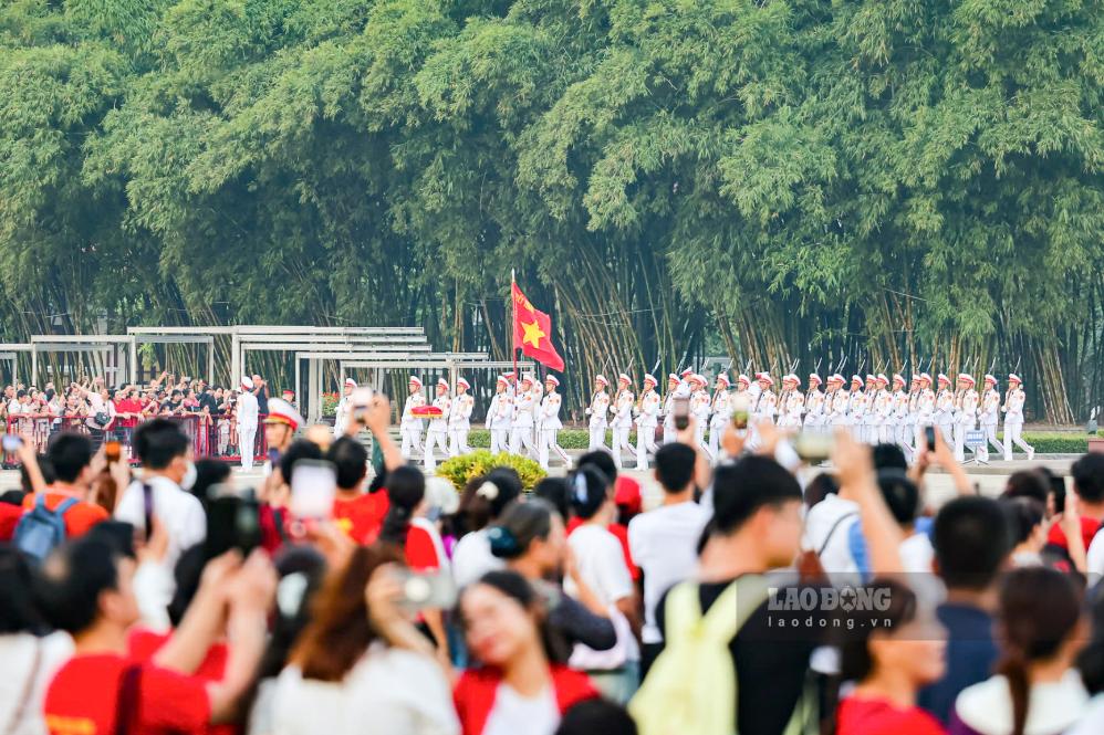 Hàng nghìn người dân theo dõi lễ thượng cờ mừng 81 năm Quốc khánh 2.9 tại Quảng trường Ba Đình. Ảnh: Sóng Hữu 