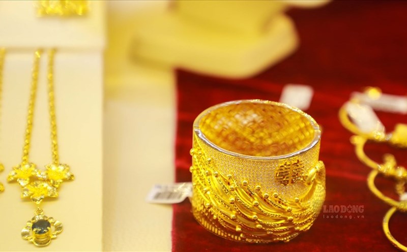 World gold prices fall to their lowest level in nearly two weeks. Photo: Khuong Duy.