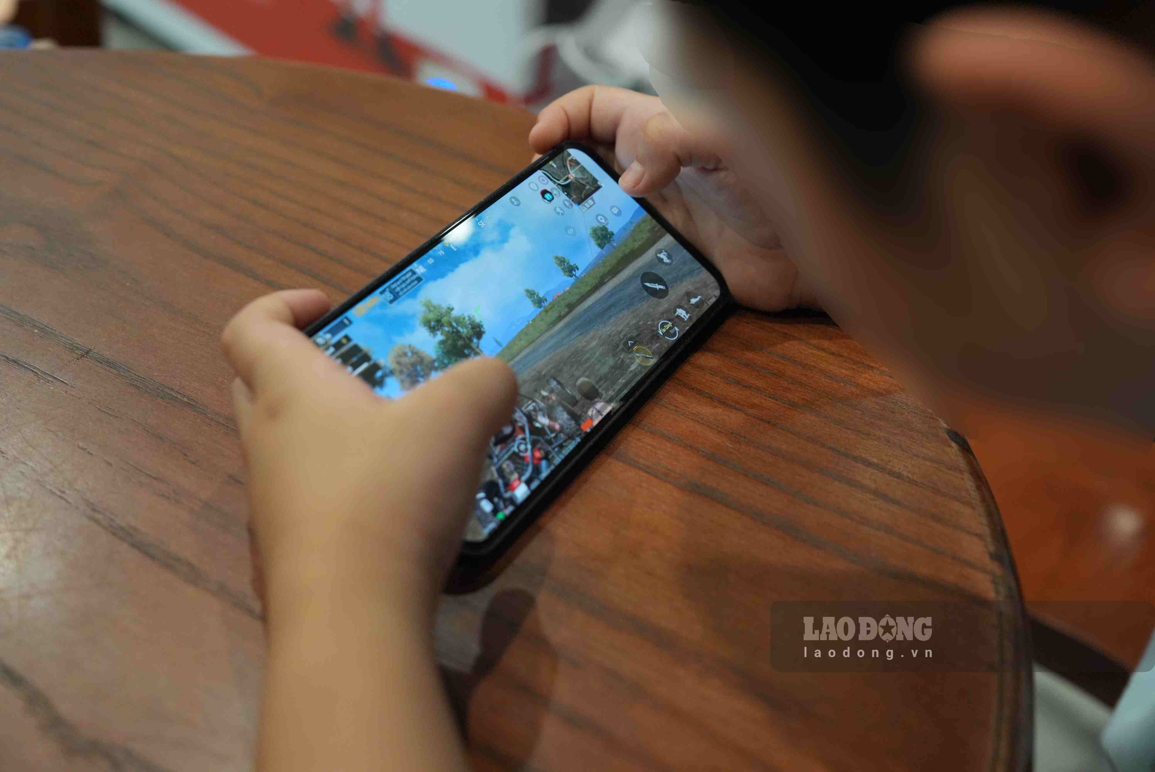 Cháu bé chơi game 18+ trong một quán cafe ở Hà Nội, tháng 5.2026. Ảnh: Nhóm PV
