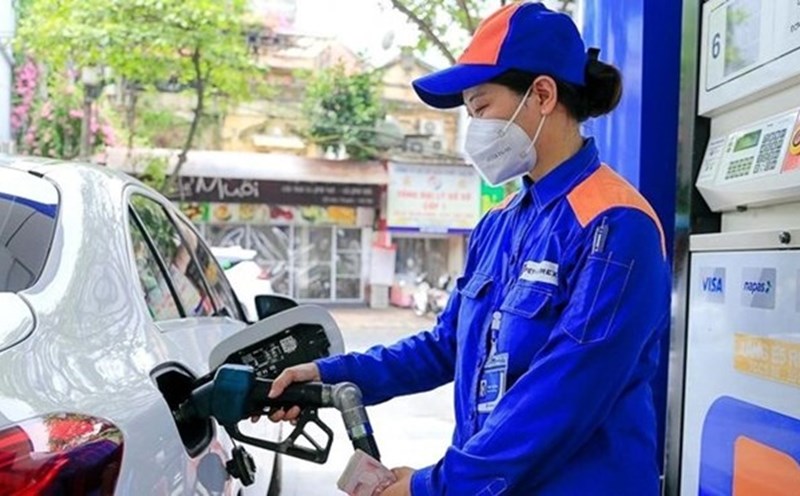 Retail gasoline and oil prices today September 2nd are applied according to the price adjustment on August 27th. Photo: Thach Lam