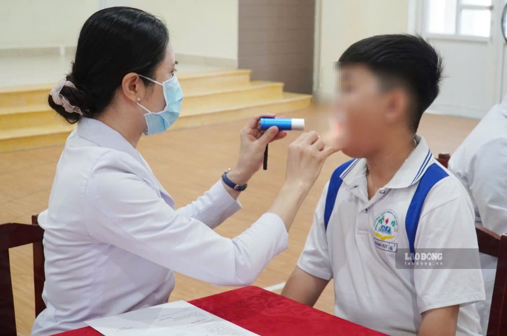 Tay chân miệng chủ yếu xảy ra ở trẻ dưới 5 tuổi, nguy cơ biến chứng cao. Ảnh: Hoàng Lộc