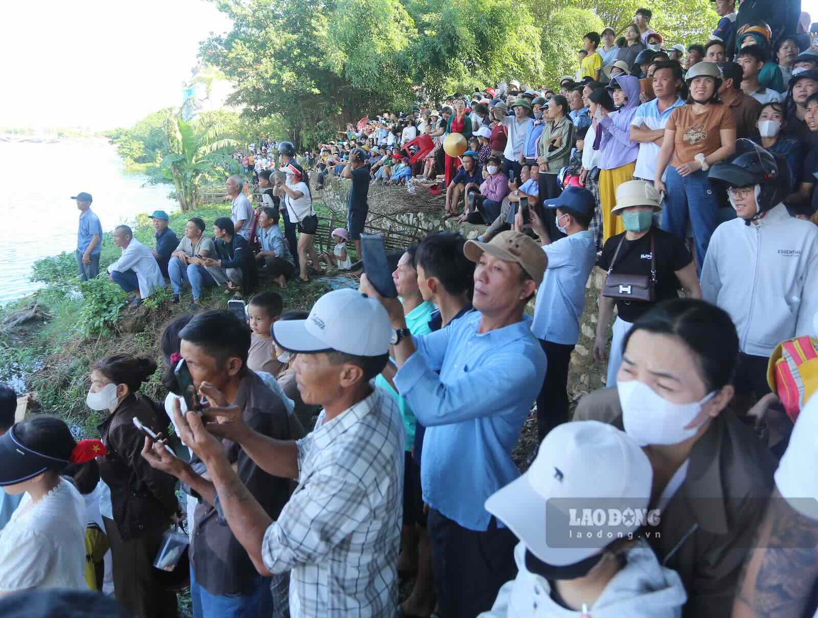 Đông đảo người dân có mặt từ sớm cổ vũ các đội đua. Ảnh: Công Sáng
