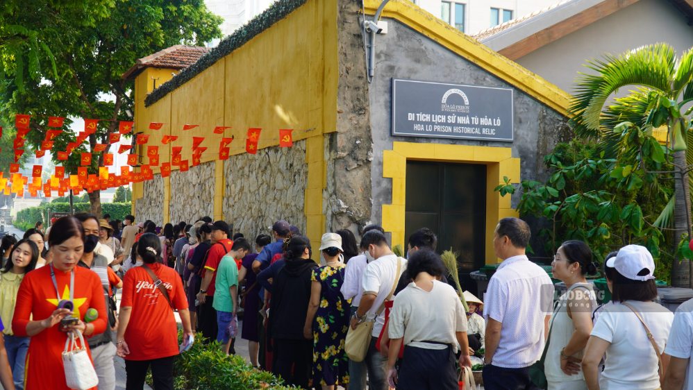 Dòng người nối dài qua nhiều tuyến phố trong ngày Nhà tù Hỏa Lò mở cửa miễn phí. Ảnh: Minh Vũ