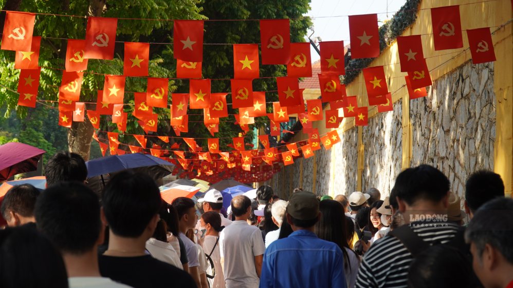 Nhà tù Hỏa Lò trở thành một trong những điểm tham quan đông khách dịp nghỉ lễ Quốc khánh. Ảnh: Minh Vũ