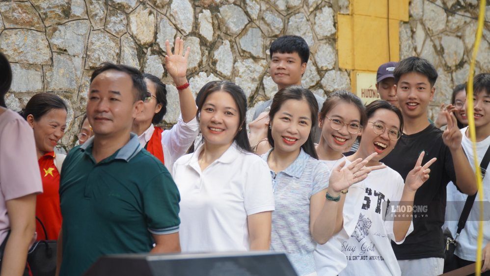 Many families were present from early morning to wait to visit Hoa Lo Prison. Photo: Minh Vu