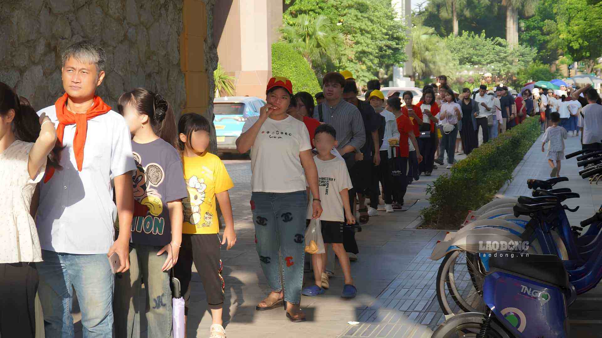 Hàng dài du khách kiên nhẫn chờ đến lượt vào tham quan di tích lịch sử. Ảnh: Minh Vũ