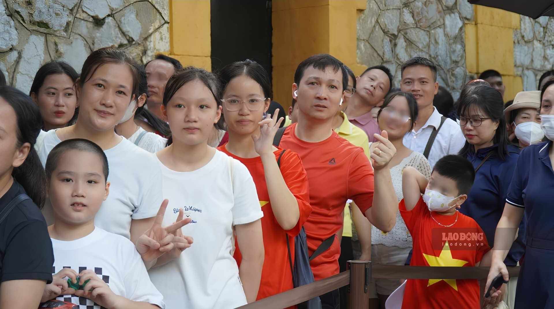 Gia đình anh Mai Anh Bảo hào hứng xếp hàng đợi vào tham quan Di tích Nhà tù Hỏa Lò. Ảnh: Minh Vũ