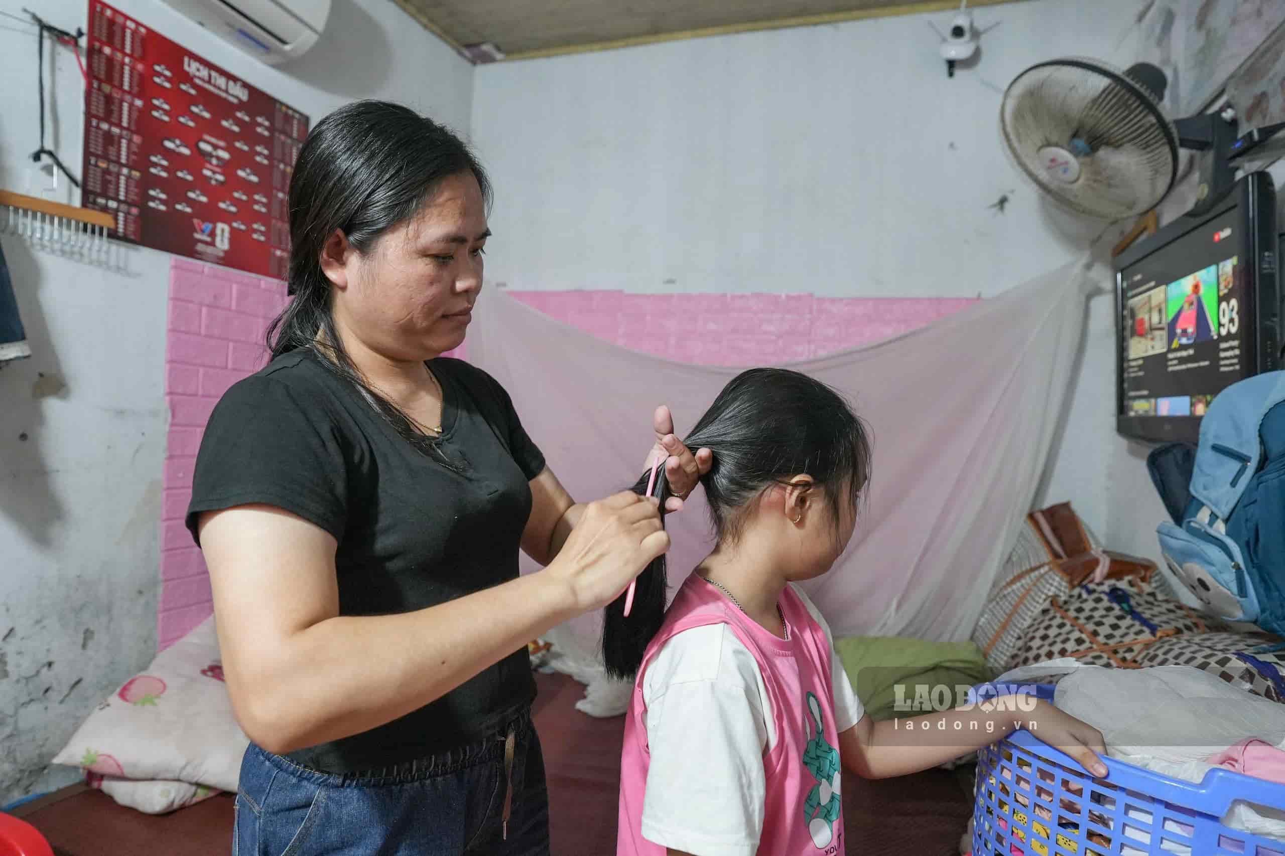 Chị Chiến và con gái đầu năm nay học lớp 2. Ảnh: Hữu Chánh.