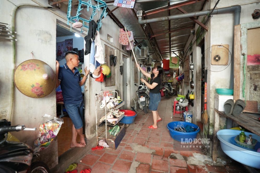 Dãy trọ gia đình nữ công nhân quê Sơn La có khoảng 20 phòng cho thuê. Kỳ nghỉ lễ dài ngày, không có nhiều công nhân ở lại nhà nhà trọ. Ảnh: Hữu Chánh.