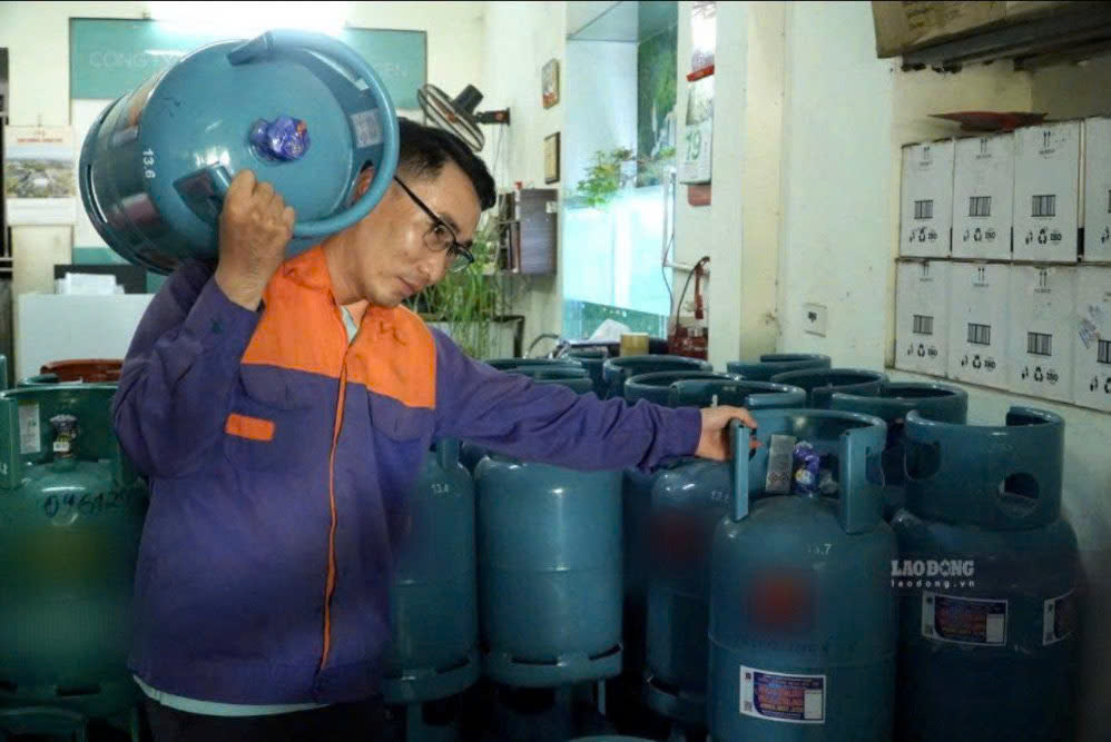 Retail gas prices today, September 2nd, remain stable after the price update in early September. Photo: Nguyen Binh