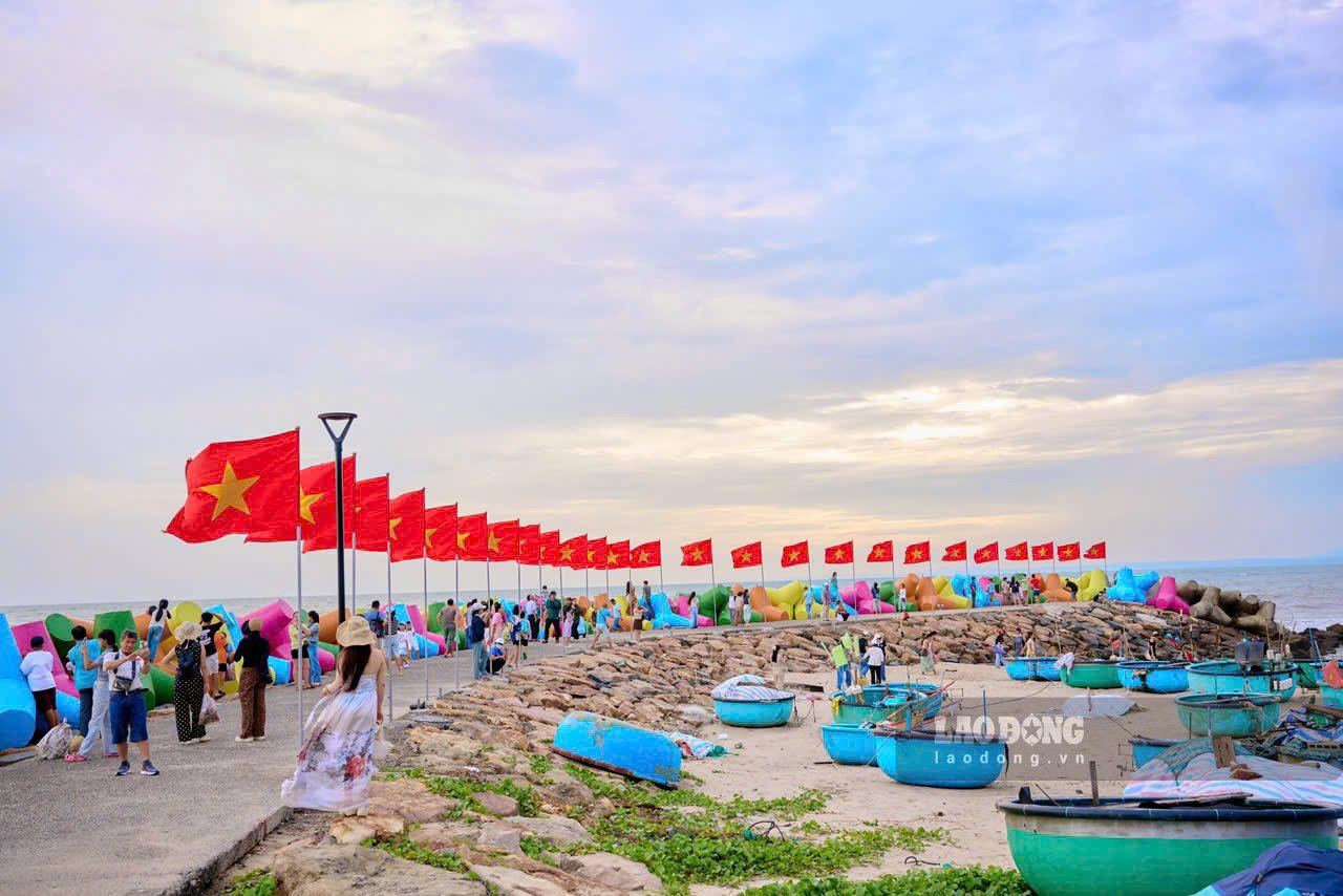 Du khách đến tham quan, vui chơi tại Công viên bãi đá Ông Địa (biển Mũi Né). Ảnh: Đắc Phú