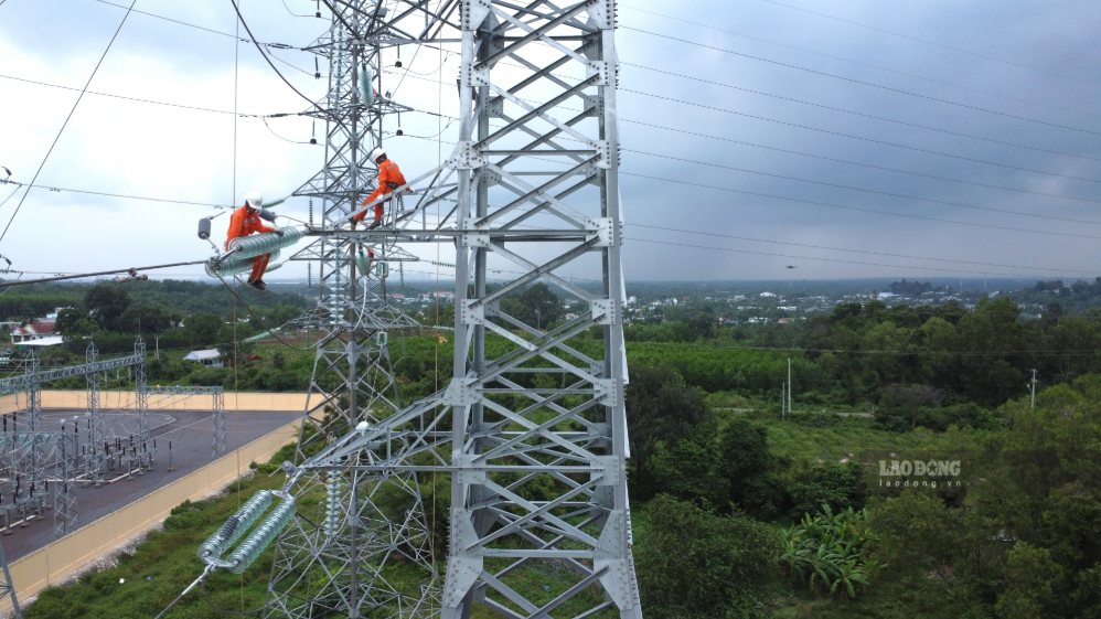 Construction of the 110kV 4-circuit transmission line section on the Long Thanh - Nhon Trach 5, Long Thanh - Hyosung power lines successfully energized. Photo: PV