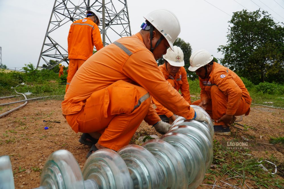 Người lao động Công ty Điện lực Đồng Nai vượt khó khăn thi công xuyên lễ đảm bảo tiến độ công trình. Ảnh: HAC