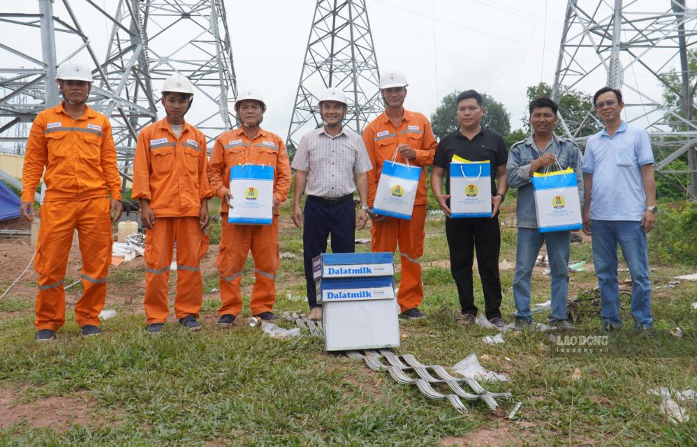 Đại diện Công đoàn Công ty Điện lực Đồng Nai thăm hỏi, tặng quà người lao động thi công xuyên lễ 2.9. Ảnh: PV
