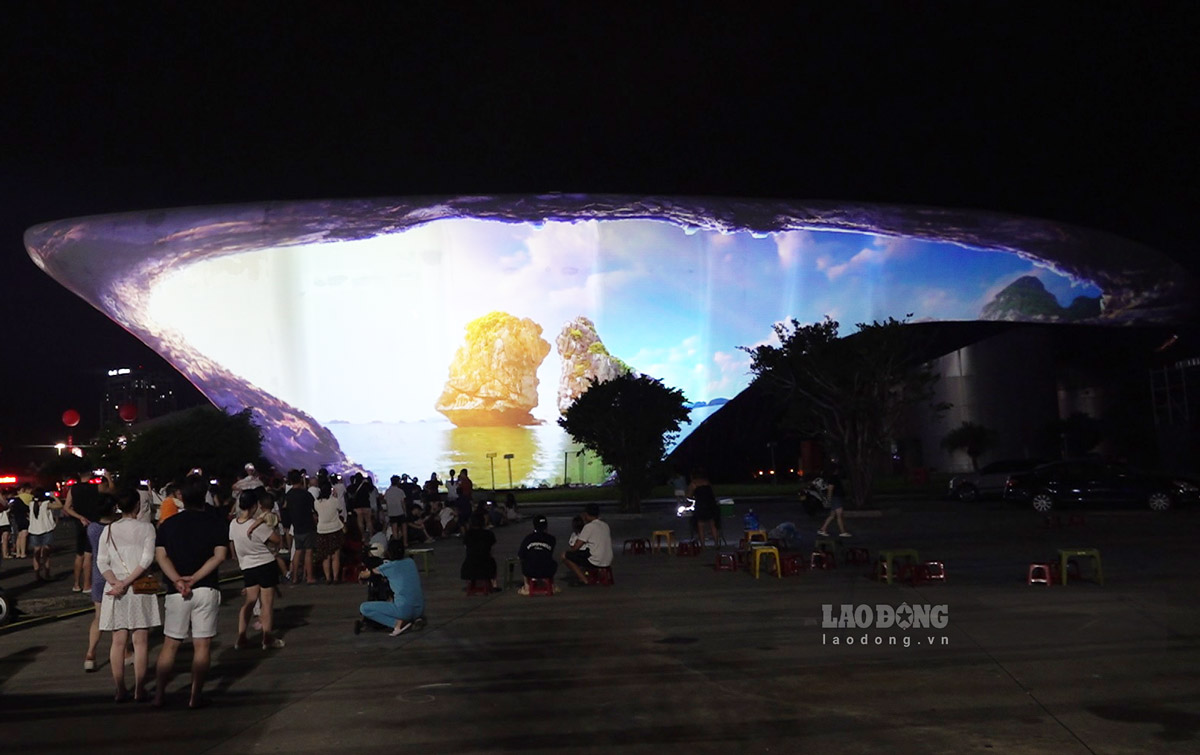 クアンニン市計画・展示・見本市センターでの3Dマッピング上映プログラムは、祝日期間中に多くの地元住民や観光客を魅了しました。写真:ドアン・フン