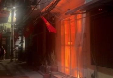 Bước đầu xác định đám cháy bùng phát tại khu vực sát cửa tầng 1, nơi có 2 xe gắn máy. Ảnh: Công an cung cấp