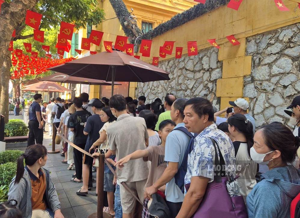 Dù lượng khách rất đông trong thời tiết oi bức, nắng gắt, nhưng không có tình trạng chen lấn, xô đẩy. Ảnh: Phan Anh