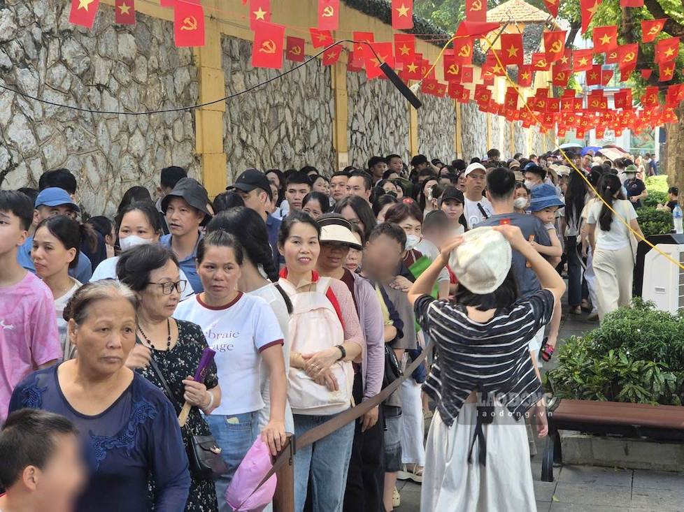People line up along the streets in the Hoa Lo Prison Relic Area (Hanoi) during the National Day holiday September 2nd. Photo: Phan Anh
