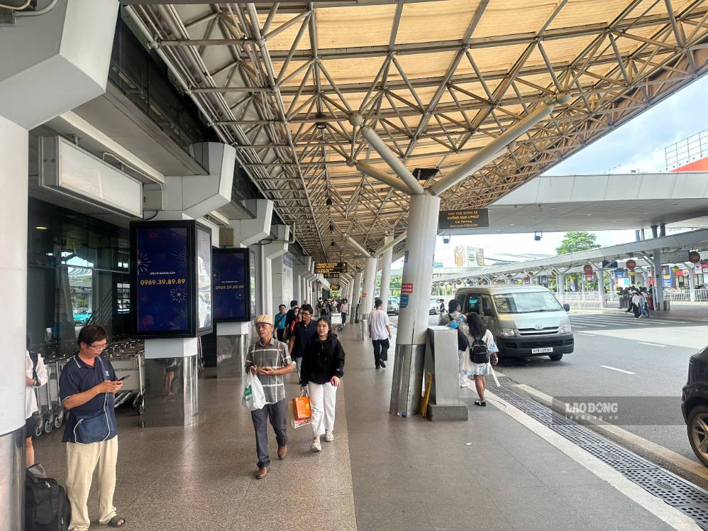 Tan Son Nhat airport arrival terminal bustling with passengers on the morning of September 2nd. Photo: Anh Tu