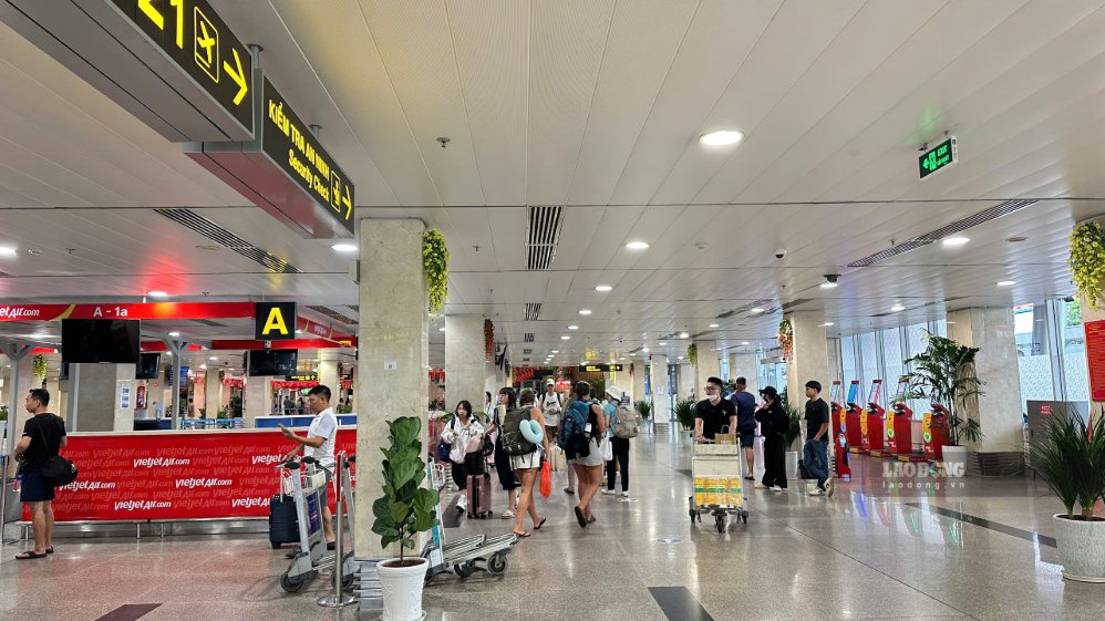 Khu vực ga đi T1 nhộn nhịp hành khách làm thủ tục. Ảnh: Anh Tú