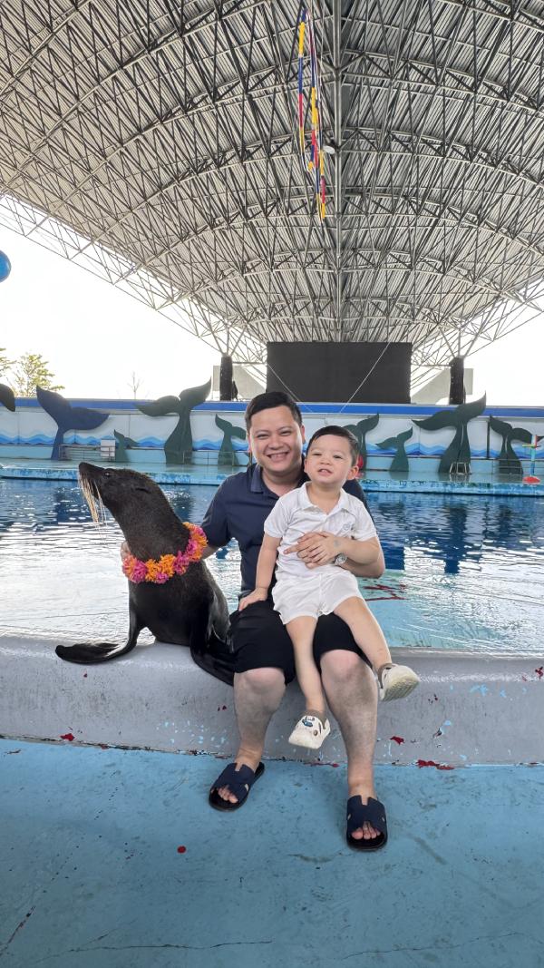 Anh Phạm Thế Huy cho con trai chụp ảnh cùng hải cẩu. Ảnh: Nhân vật cung cấp
