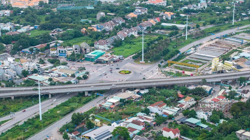 Sáng 2.9, khu vực vòng xoay Phú Hữu giao thông thông thoáng, không còn cảnh ùn tắc kéo dài như ngày đầu cao điểm. Ảnh: Anh Tú