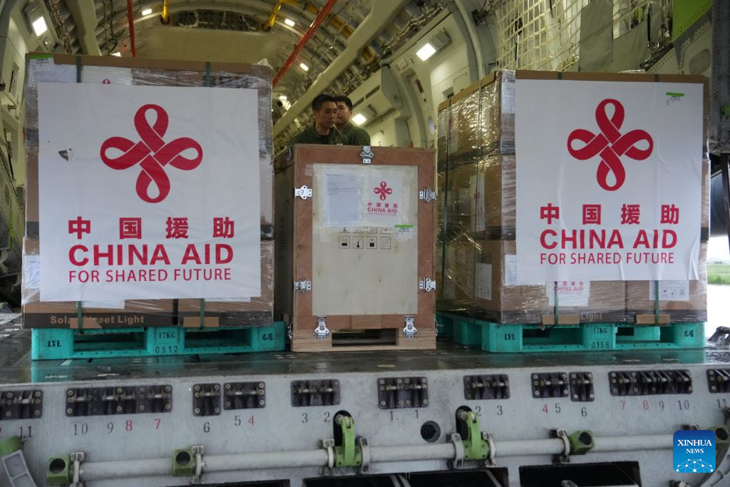 ネパールのカトマンズにあるトリブバン国際空港のY-20輸送機に積まれた中国の救援物資の写真。写真:新華社