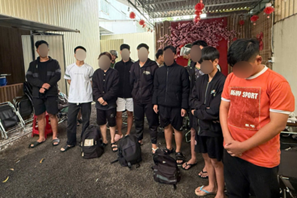 Nhóm thanh thiếu niên tụ tập, mang theo hung khí chuẩn bị đi đánh nhau. Ảnh: Công an Gia Lai